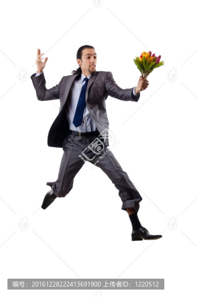 有郁金香花的年輕人