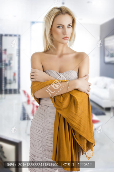 金發(fā)女孩穿著優(yōu)雅的衣服；雙臂交叉