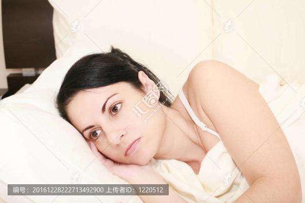 焦慮的女人躺在床上