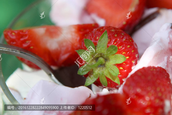 草莓冰淇淋