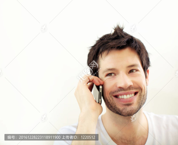 英俊的微笑亞洲男子電話