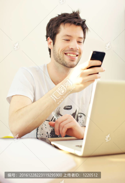 年輕人閱讀短信