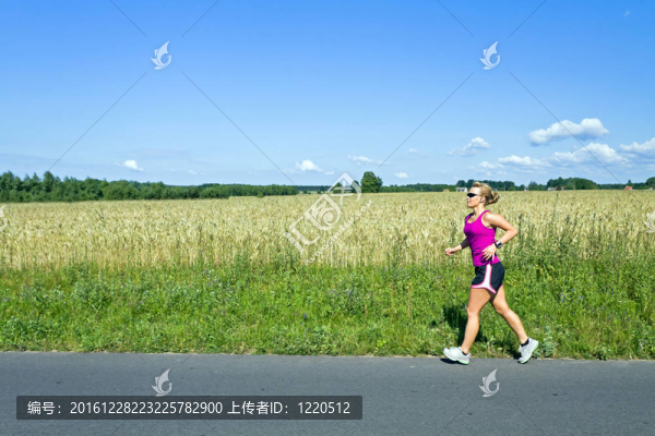 跑步的女人