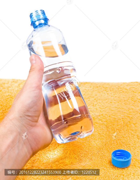 男子瓶裝水