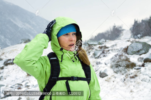 婦女徒步在冬季山區(qū)