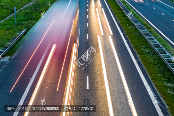 公路交通與道路上的汽車
