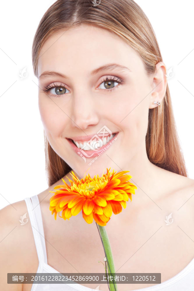 女人抱著鮮花