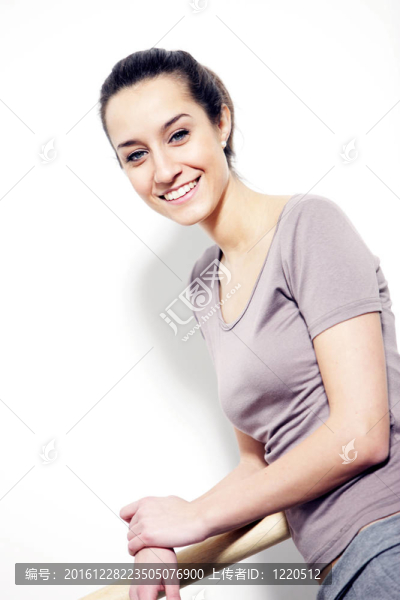 美麗的運(yùn)動(dòng)女孩微笑著在健身房休息。