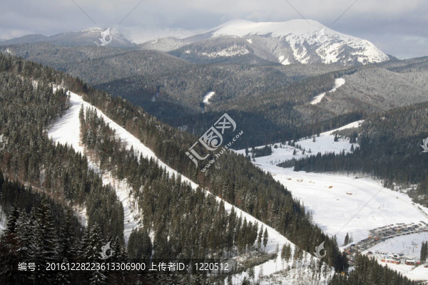 冬季山喀爾巴阡山脈和山谷的頂部
