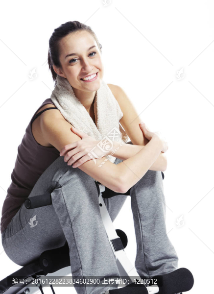 穿運動服休息后的年輕女子