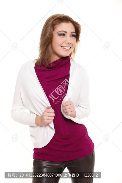 年輕性感的微笑時尚美麗的微笑女人在粉紅色的球衣孤立在白色