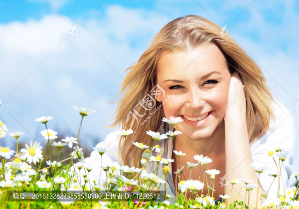 快樂女孩欣賞雛菊花田
