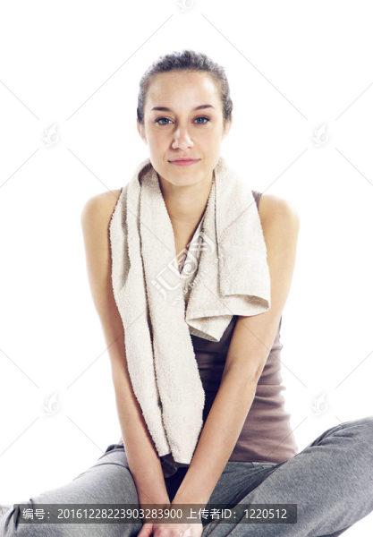穿運(yùn)動(dòng)服休息后的年輕女子