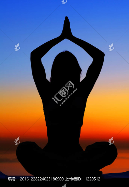 夕陽下的瑜伽女子