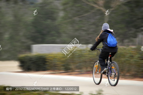 自行車的女孩
