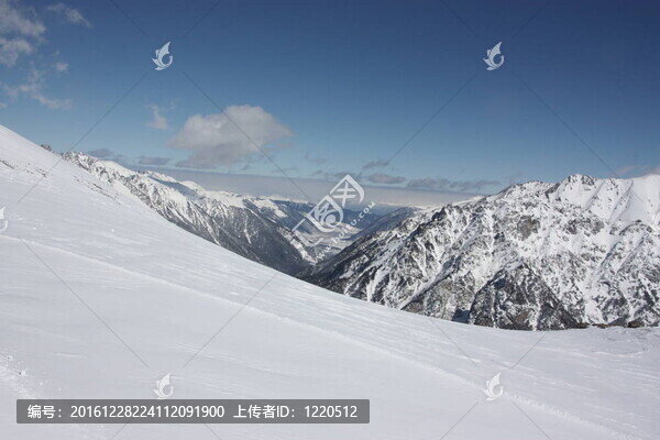 高山；冬季；晴天