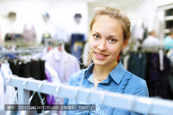 女人在商店買(mǎi)衣服