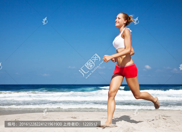 健康女子在海灘上跑步