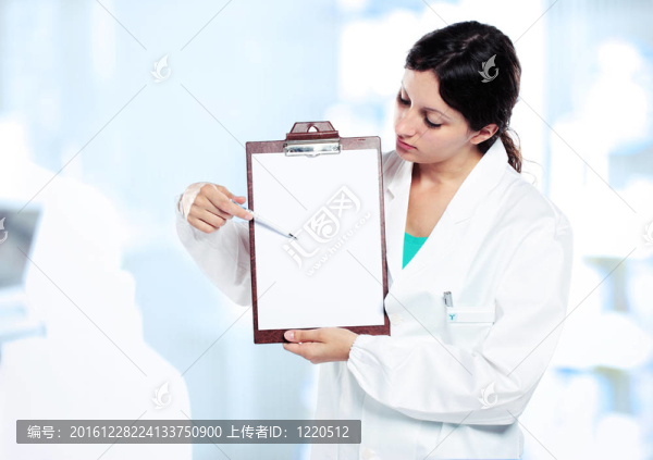 女醫(yī)生持空白剪貼板。您可以將您的郵件添加到剪貼板。