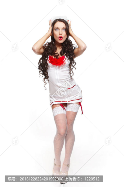 性感美麗的女醫(yī)生驚訝的黑發(fā)紅內(nèi)衣白色長(zhǎng)襪和紅色的嘴唇在白色背景上的長(zhǎng)長(zhǎng)的卷發(fā)
