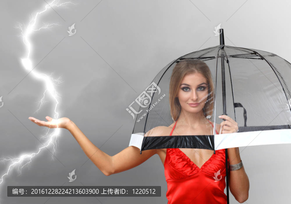 帶傘的年輕漂亮女人
