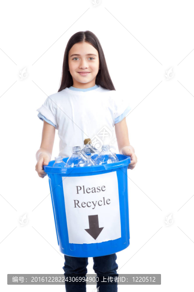 女孩拿著回收廢品的圍兜