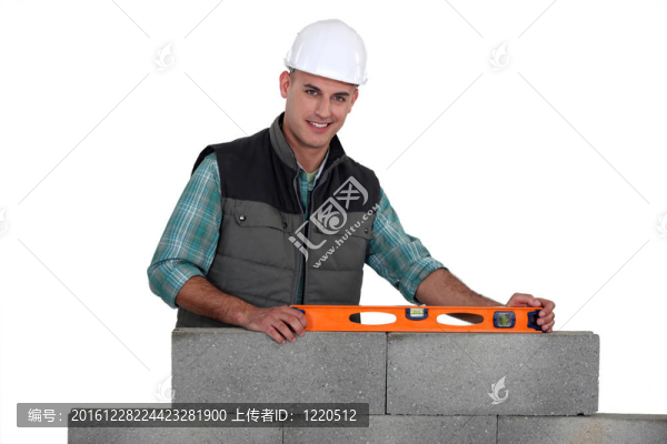 使用氣泡水平的建筑工人