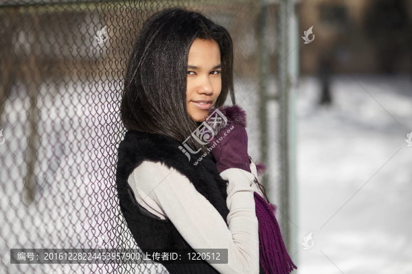 美麗的微笑美國黑人女性在戶外的冬天