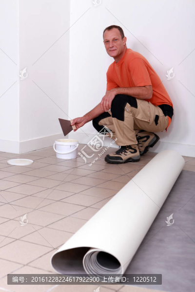 蹲在廚房的勞工