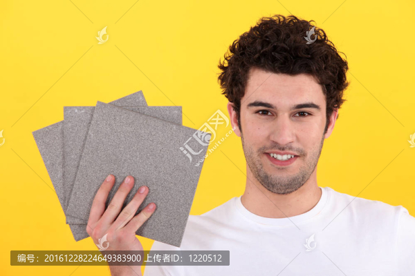 男子抱瓦