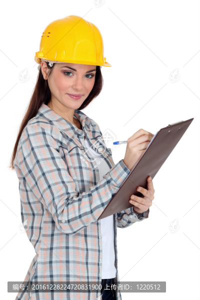 女建筑工人在寫(xiě)字板上寫(xiě)字。