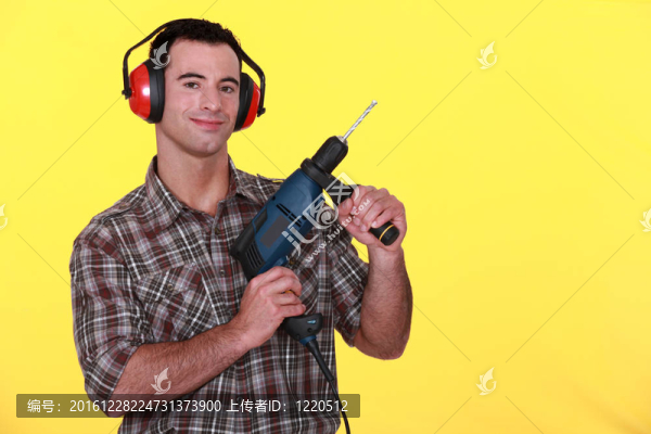 男子手持電鉆