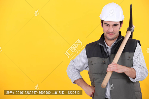 男子用鎬斧