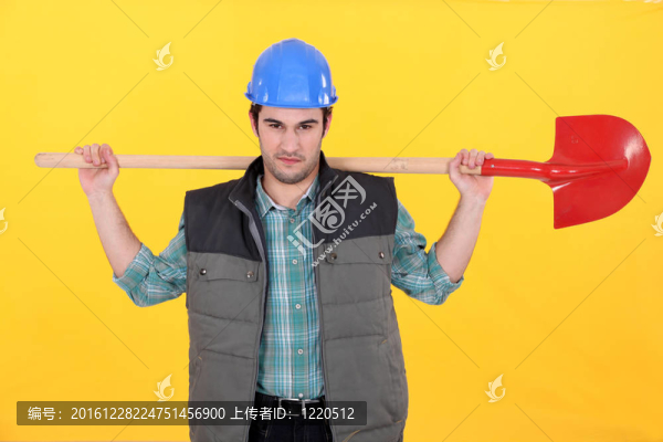 愁眉苦臉的工人扛著鐵鍬