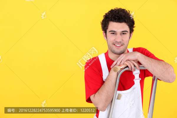 梯子上的男畫家。