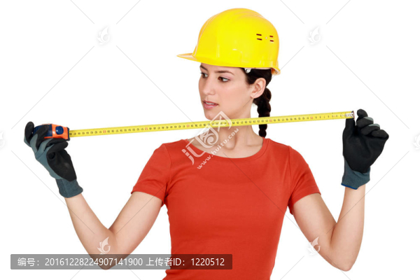 用卷尺測(cè)量女商人