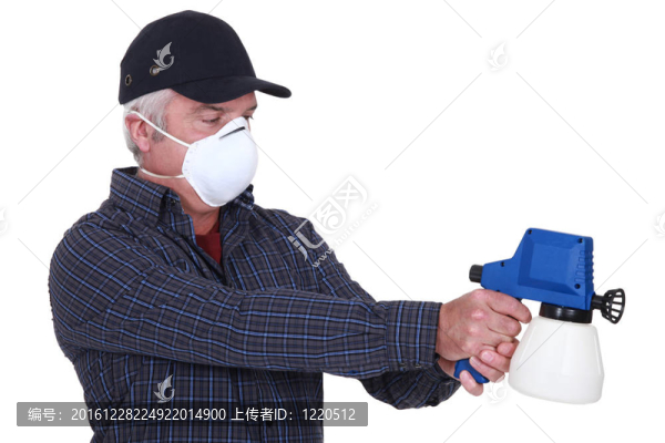戴口罩的人用噴漆器