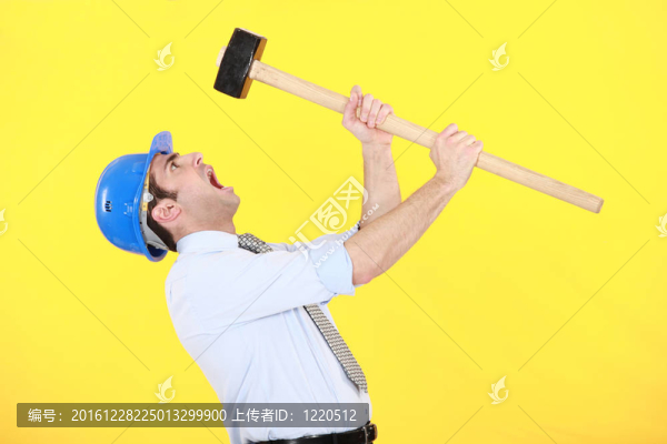 憤怒的商人拿著錘子