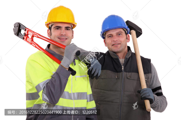 用螺絲刀和一把大錘的建筑工人