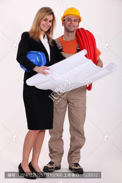 女建筑師與建造者站在一起