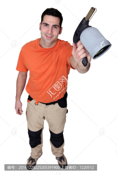 男子手持吹管