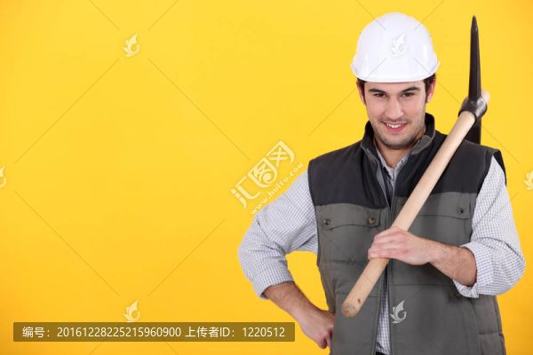 一個(gè)拿著鎬工人