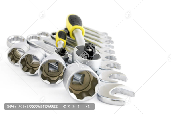 白色背景上的金屬工具組