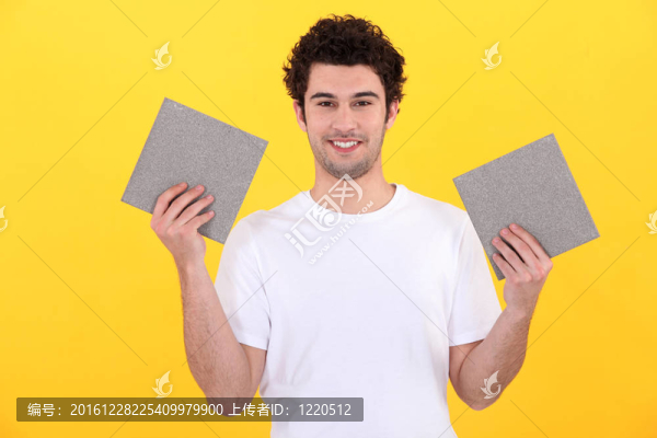 男子抱瓦