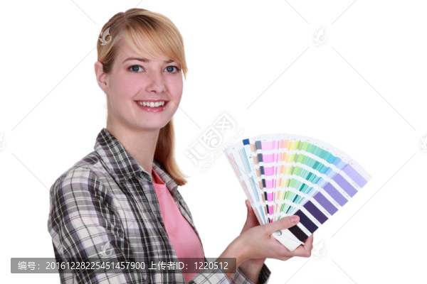 女人舉著顏色樣本