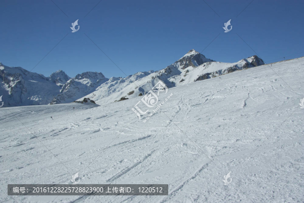 高山；冬季；晴天