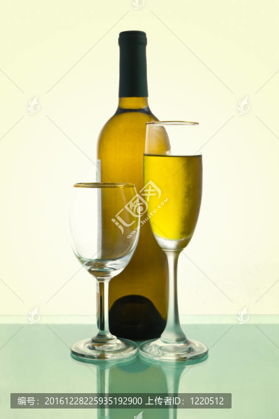 酒瓶和酒杯