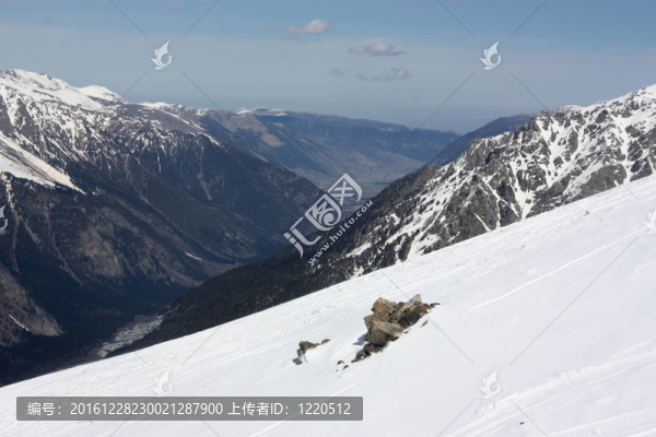 高山；冬季；晴天