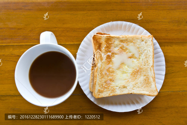 咖啡杯，倒牛奶吐司