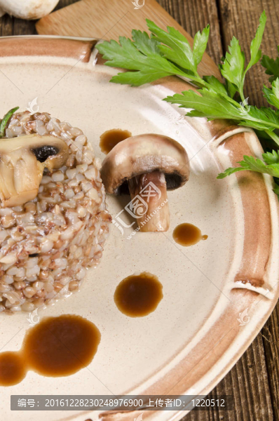 堅(jiān)果冰激凌和蘑菇蕎麥